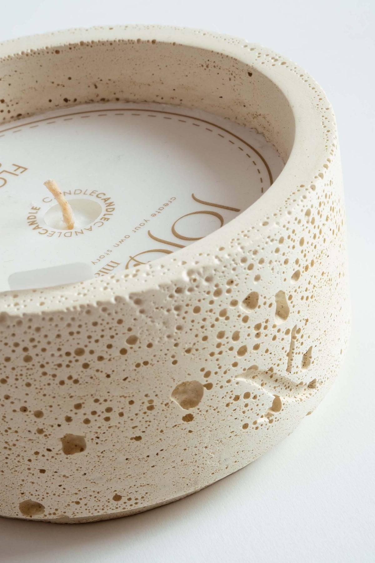 Flora Kiraz Çiçeği Kokulu Mum – Traverten Dokulu Alçı Sakslı 220 gr
