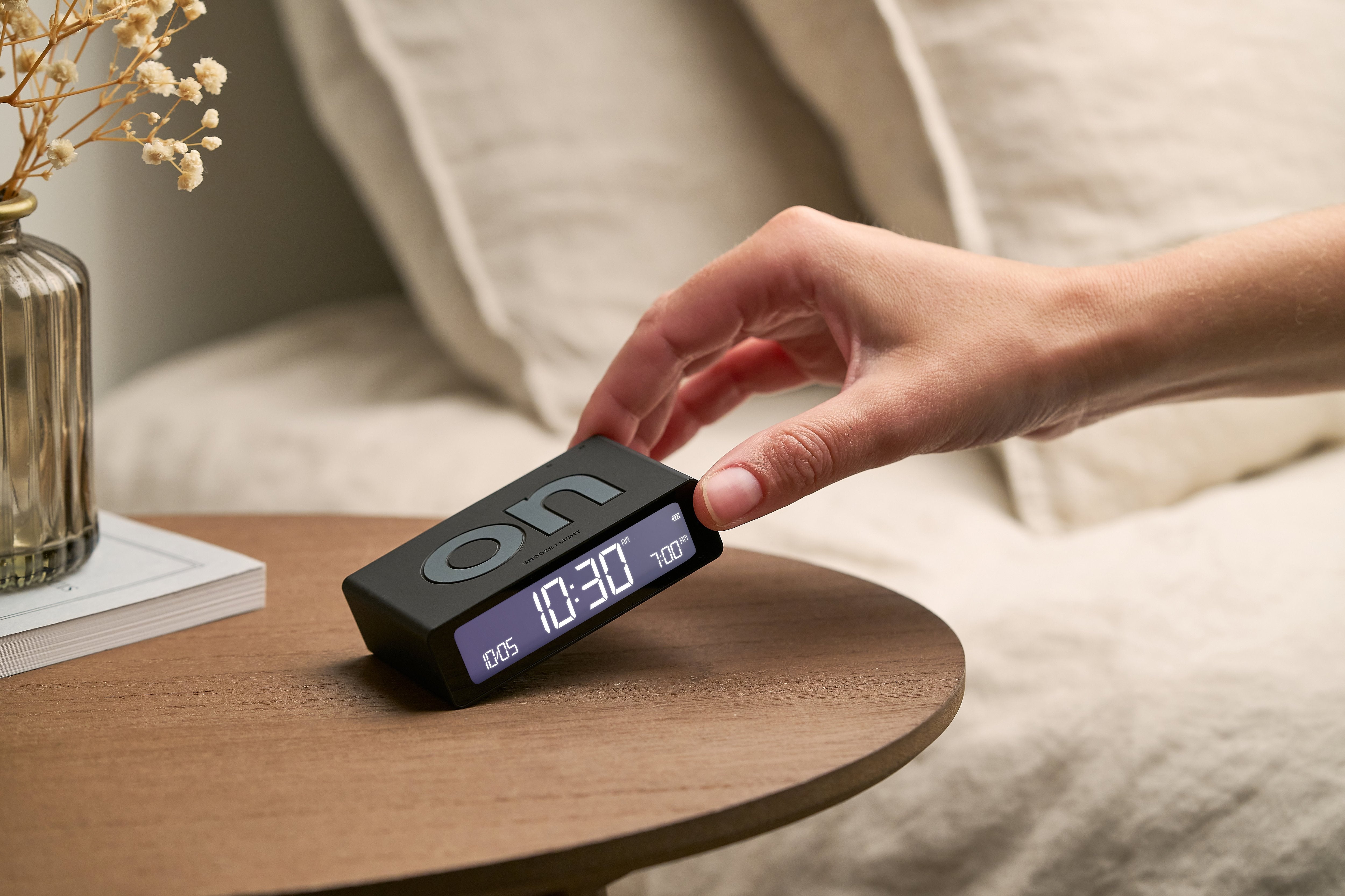 Lexon-Lexon Flip Mini Şarj Edilebilir Alarm Saat Siyah-Alarm Saatler-6-milagron.live