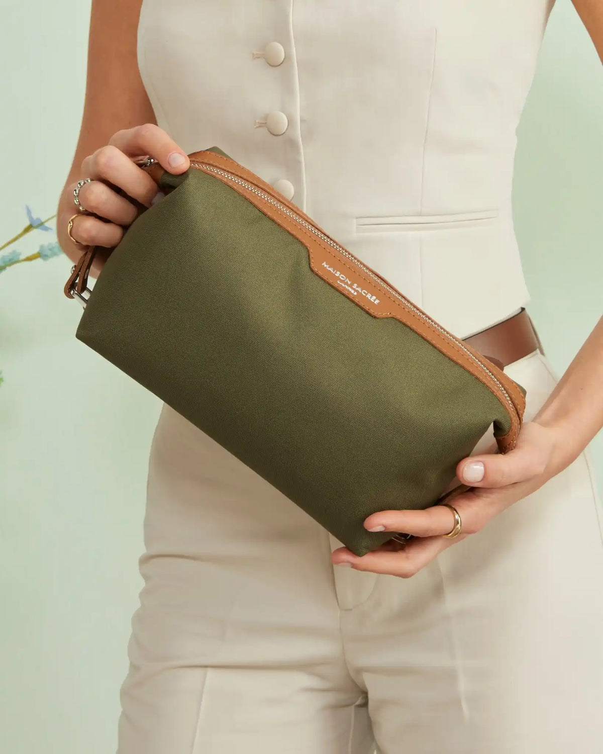 Maison Sacrée-Venti Khaki Daily Pouch-El Çantası-2-milagron.live