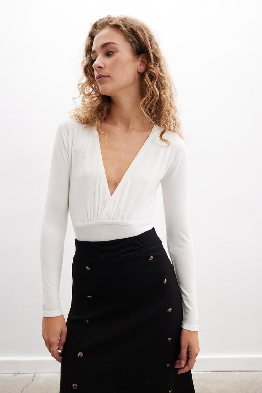 Peraluna-Styleboom X Devon Bodysuit V Yaka Uzun Kol Alttan Çıtçıtlı Kadın Triko Body-Body-2-milagron.live