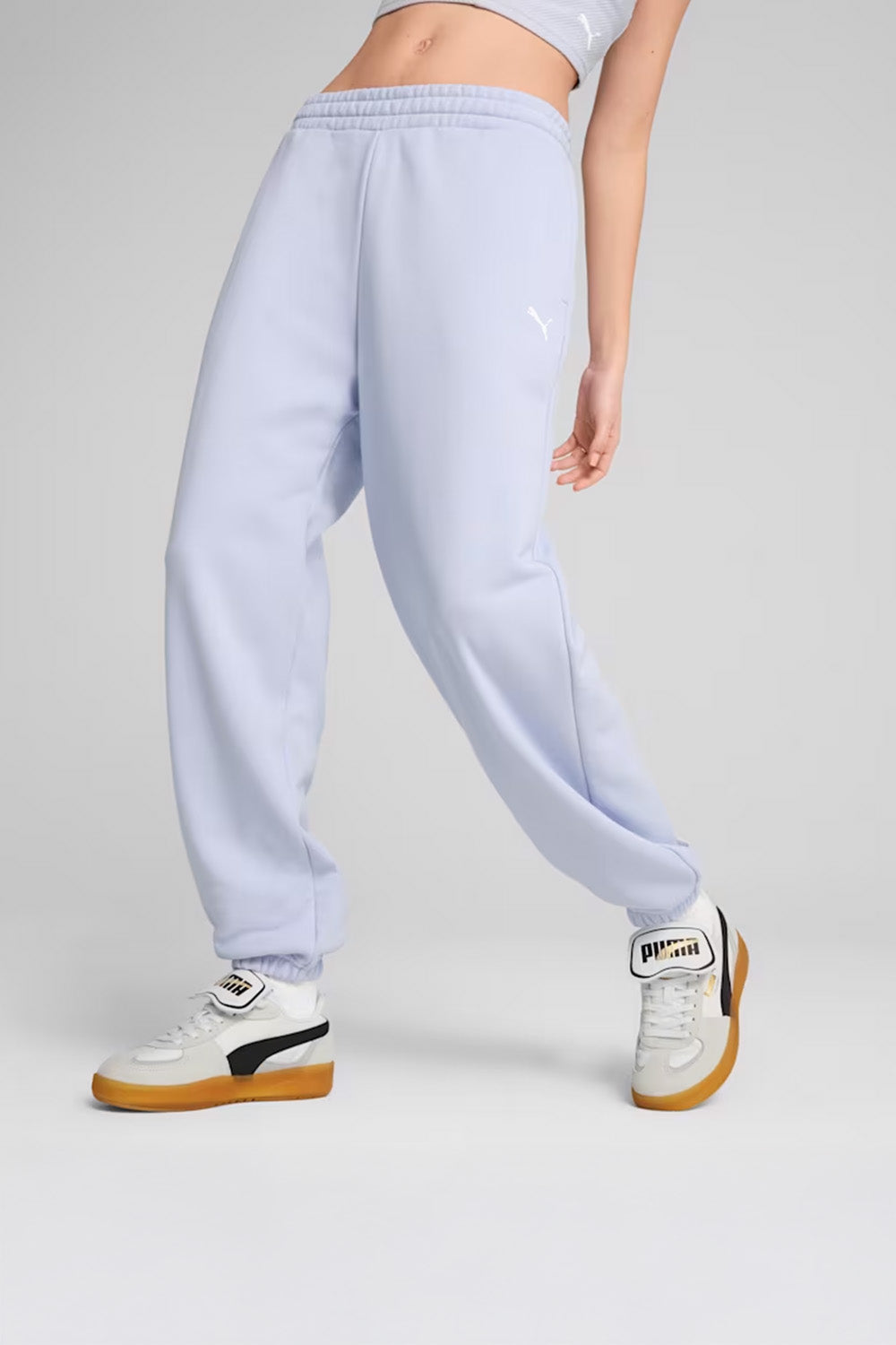 Puma-ESS Relaxed Sweatpants op Modern-Eşofman-1-milagron.live