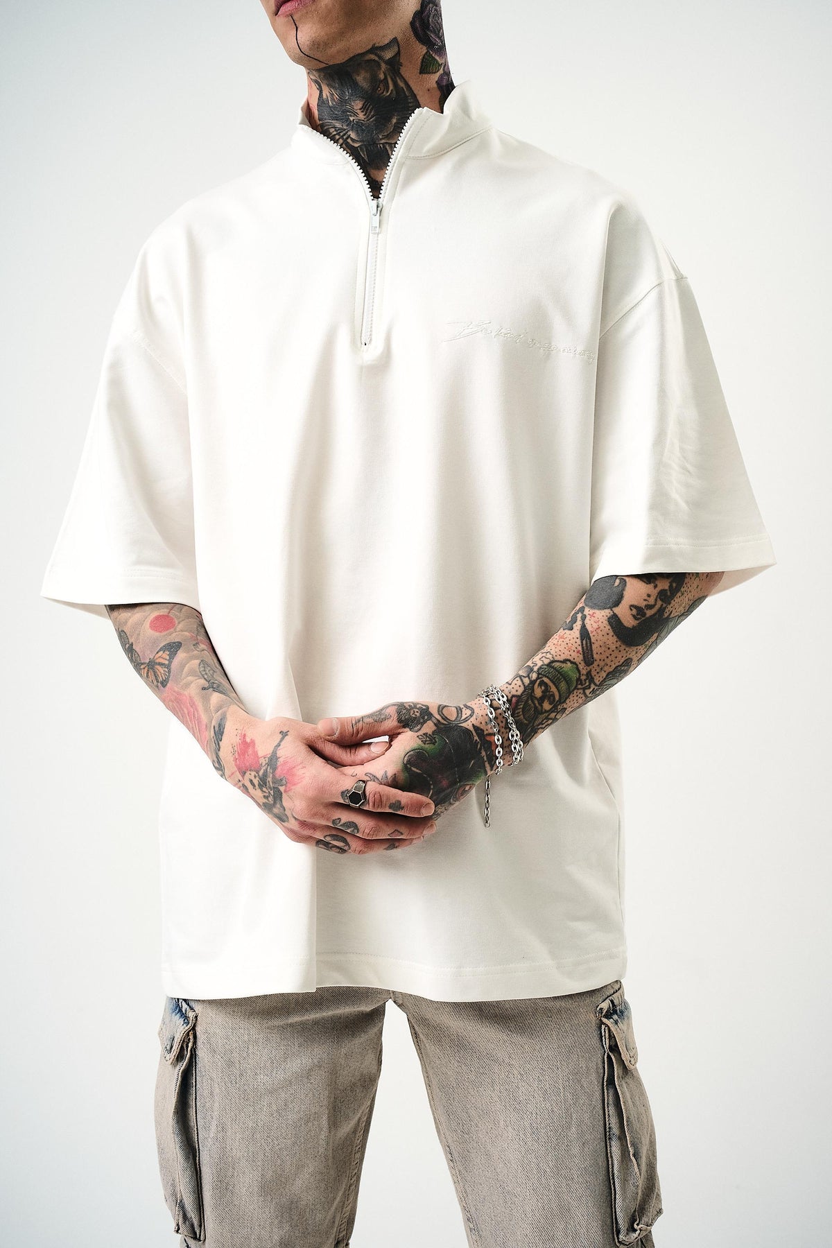 Erkek Be Kind Nakışlı Yarım Fermuarlı Oversize T-Shirt Ekru