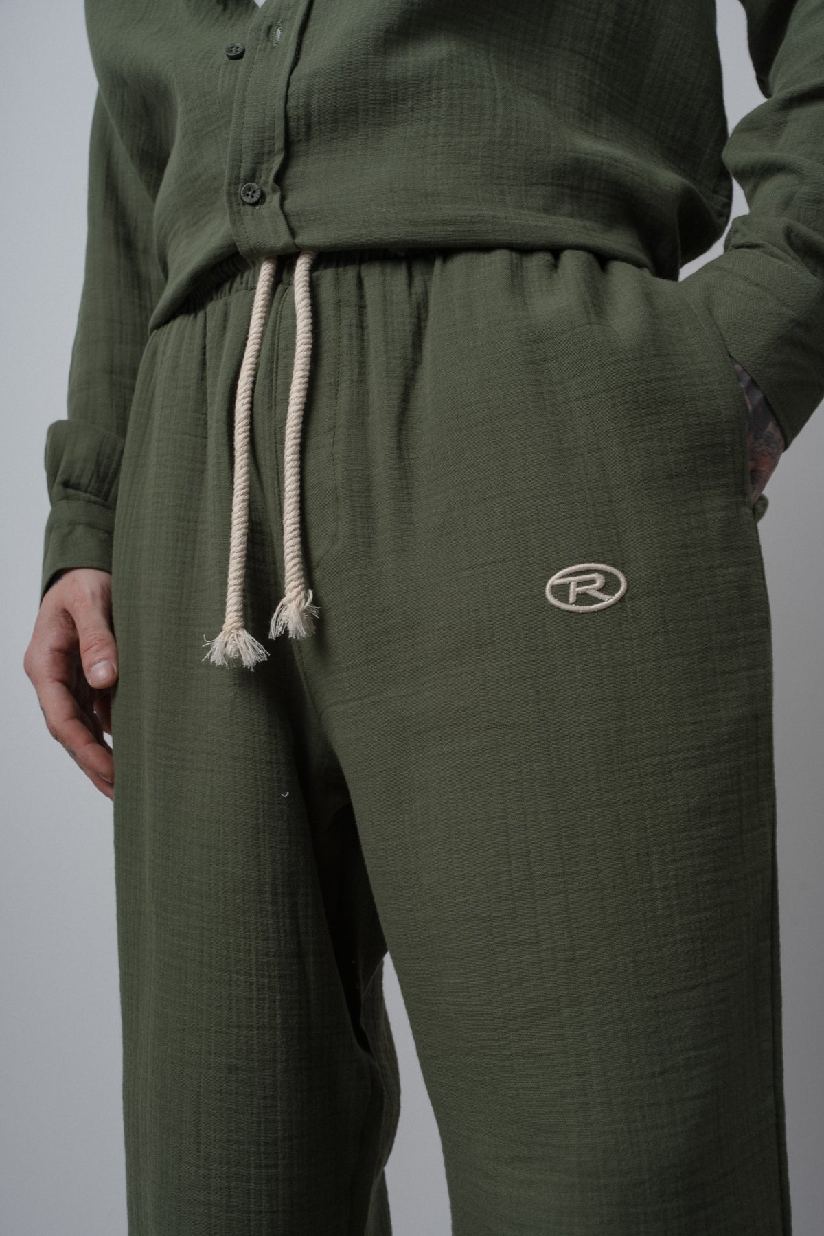 Erkek R Nakışlı Müslin Baggy Pantolon Koyu Haki
