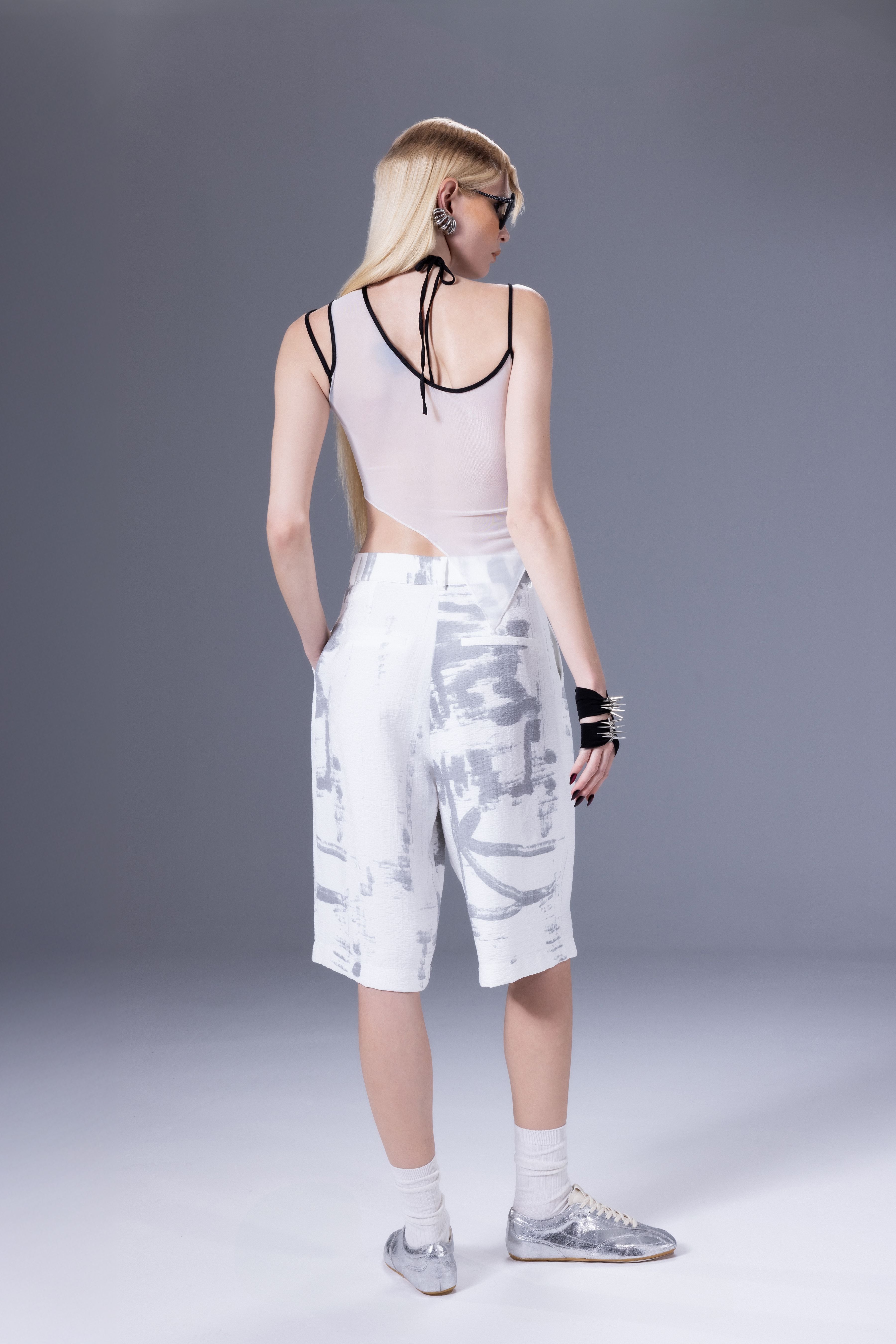 Death Is Easy-White Calligraphy Pleated Jorts-Şort-2-milagron.live