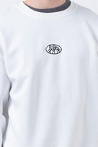 Erkek Beyaz Düşük Omuzlu Sırt Baskılı Sweatshirt
