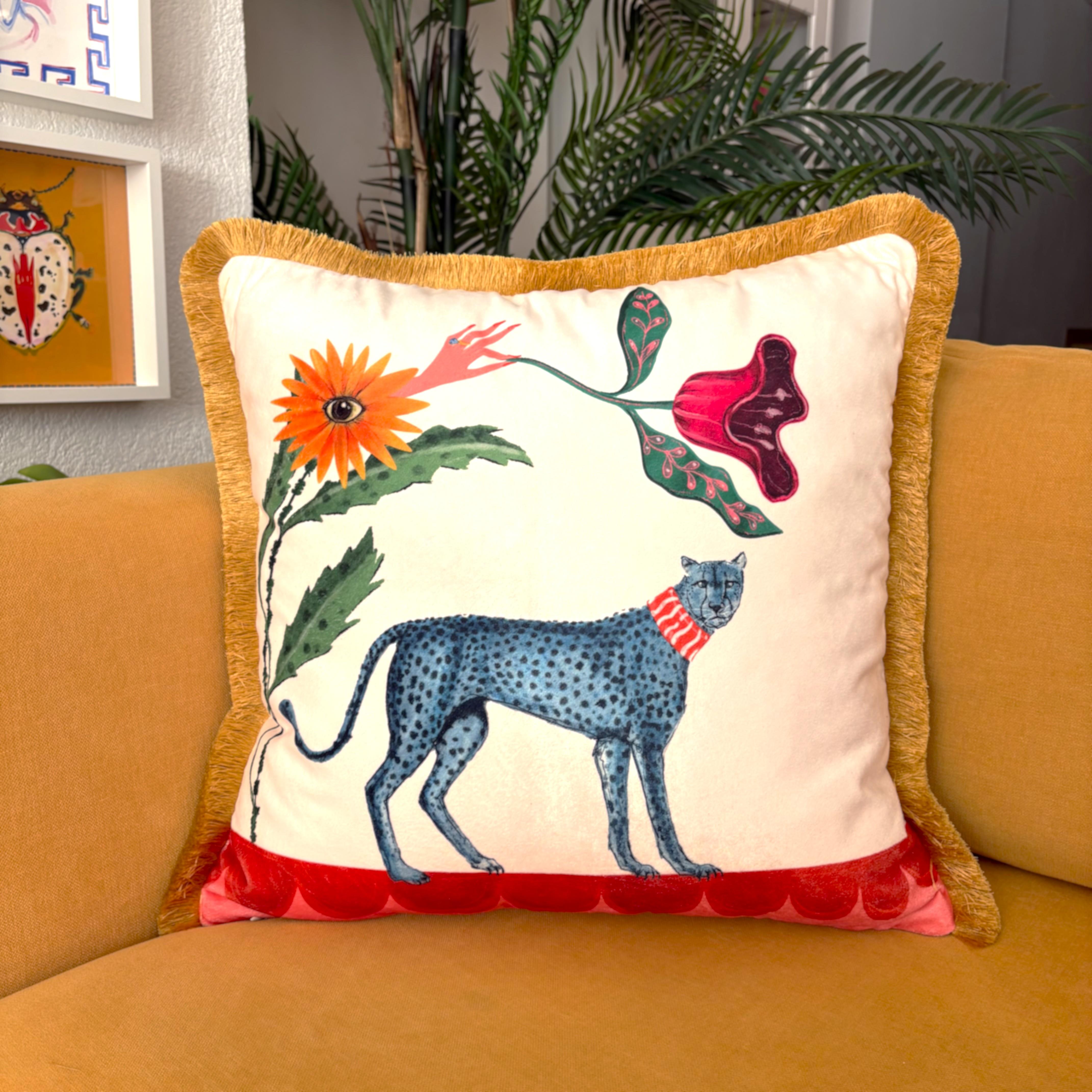 Boho Çiçek ve Leopar Desenli Kadife Yastık Kılıfı – 50x50 cm – Püsküllü Dekoratif Kırlent Kılıfı