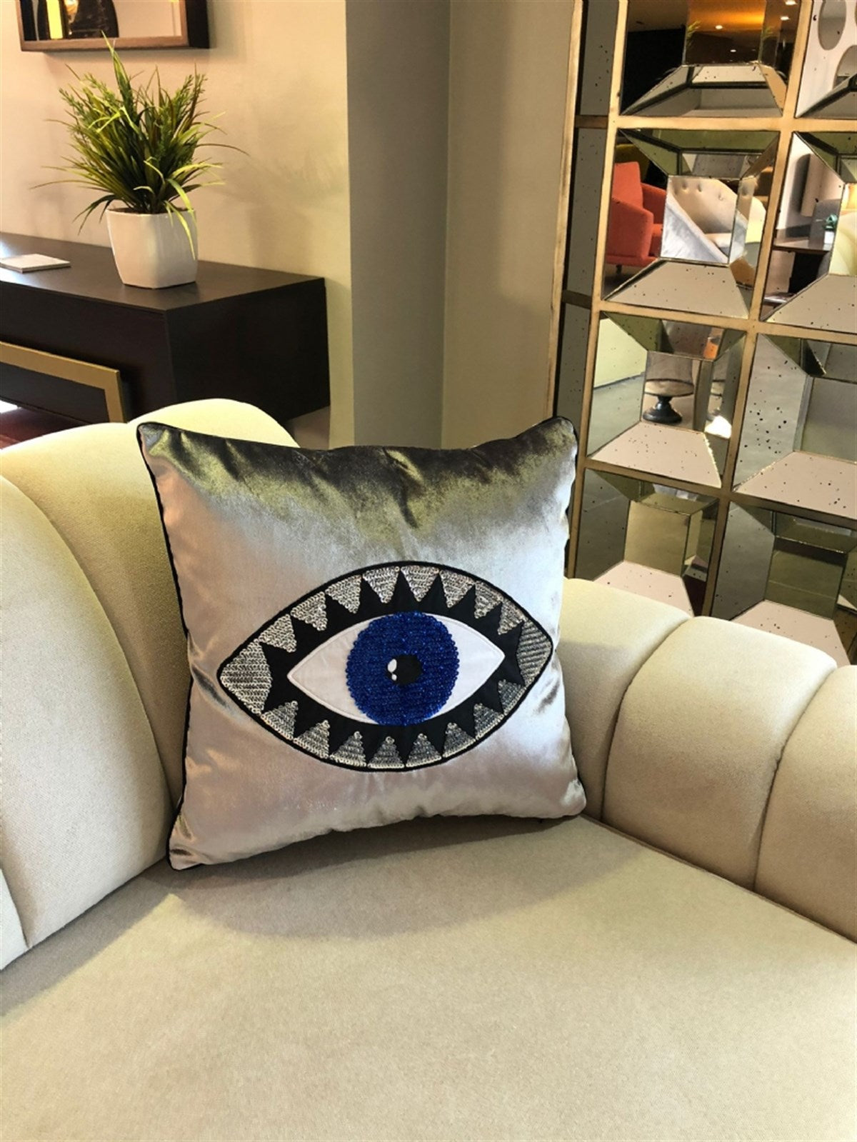 Dekoratif Göz Desenli Pullu Gümüş Kadife Kırlent Kılıfı
