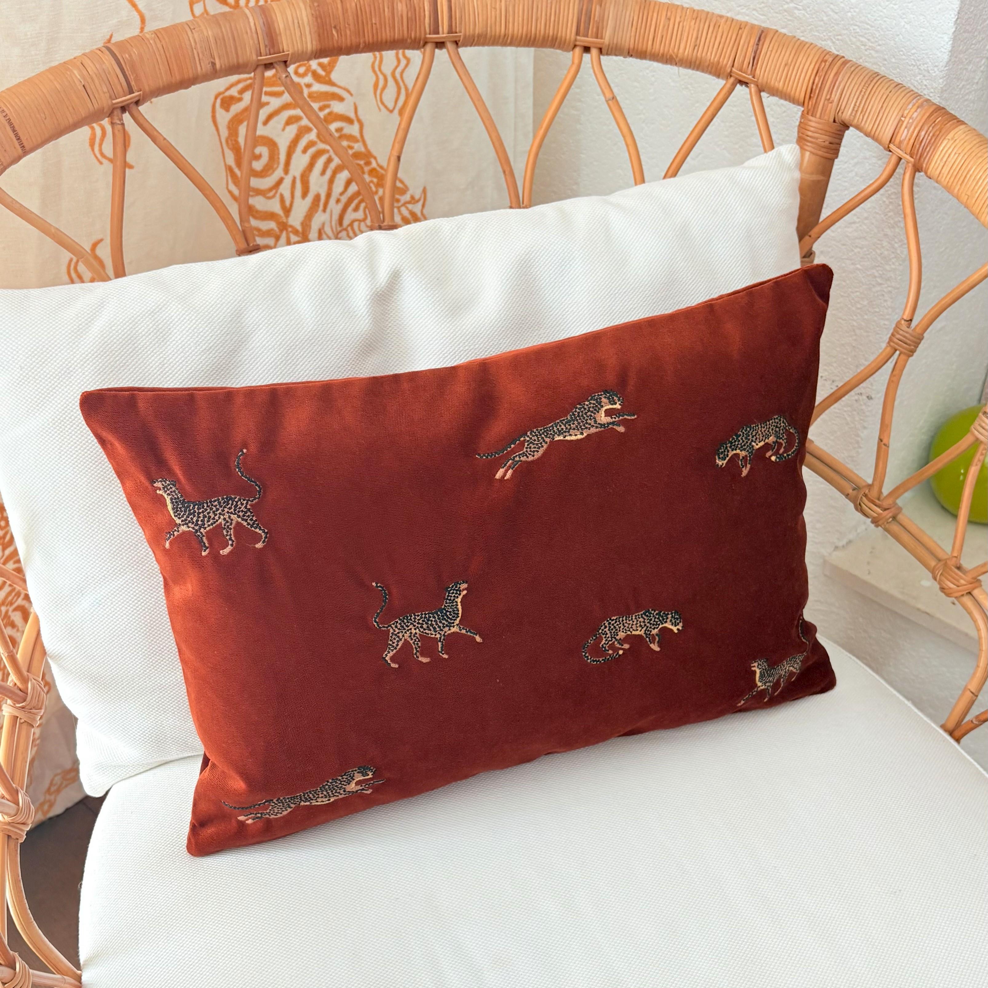 Dekoratif Leopar Desenli Kiremit Kadife Kırlent Kılıfı 35 x 50 cm