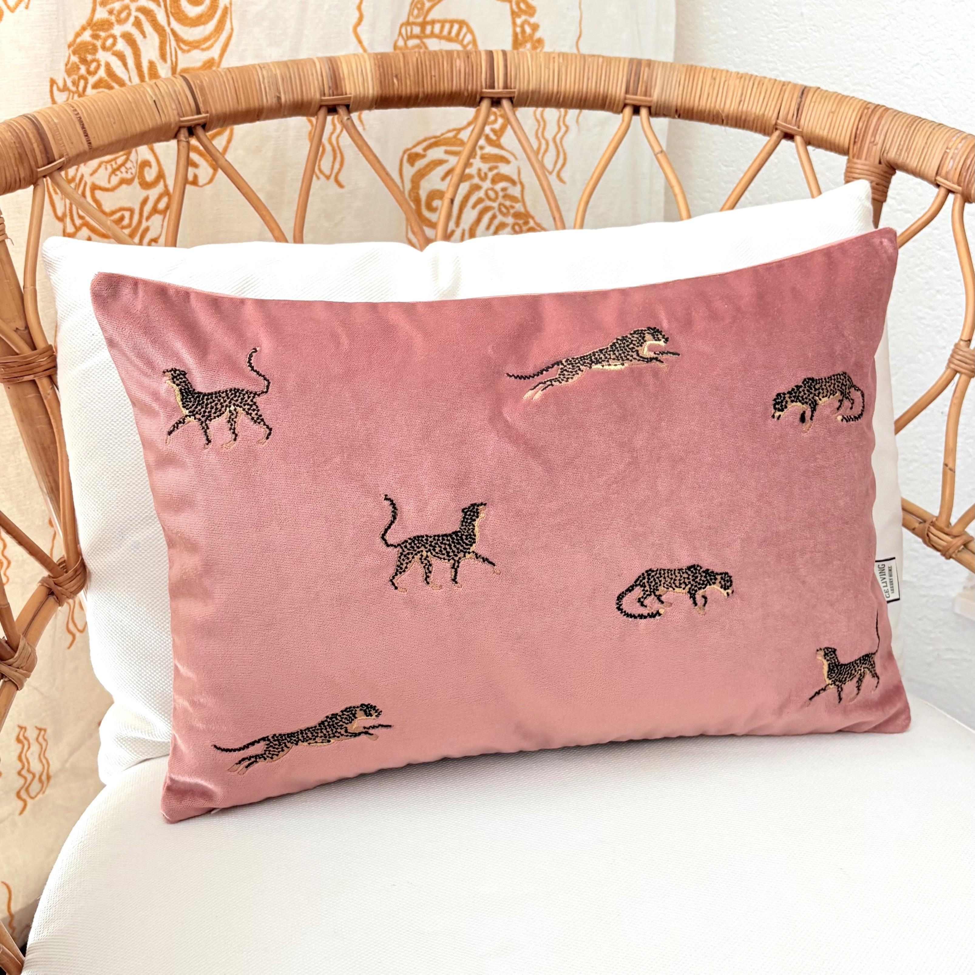 Dekoratif Leopar Desenli Pembe Kadife Kırlent Kılıfı 35 x 50 cm