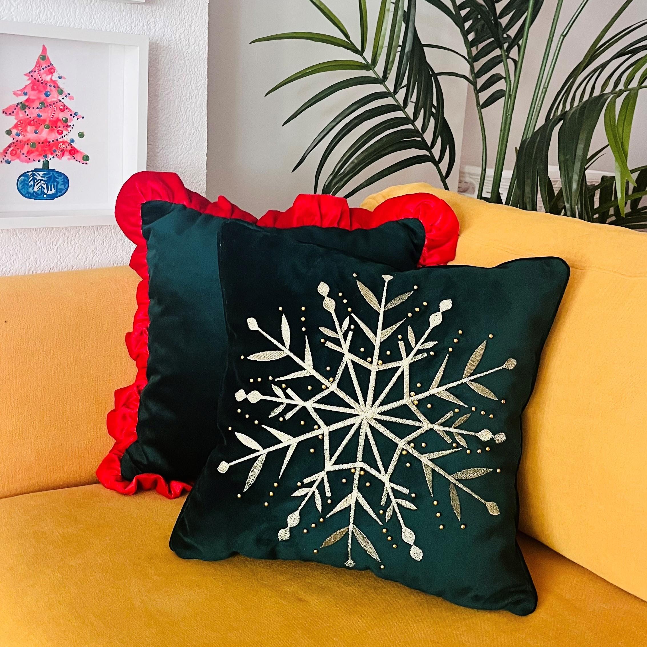 Kar Tanesi Desenli Gold Boncuklu Yeşil Kadife Kırlent Kılıfı 45 x 45
