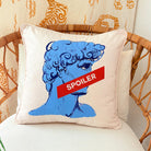 Pop Art David “Spoiler” Desenli Kadife Yastık Kılıfı – 50x50 cm – Modern Dekoratif Kırlent Kılıfı