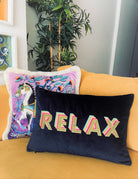 Relax Desenli Lacivert Kadife Dekoratif Kırlent Kılıfı