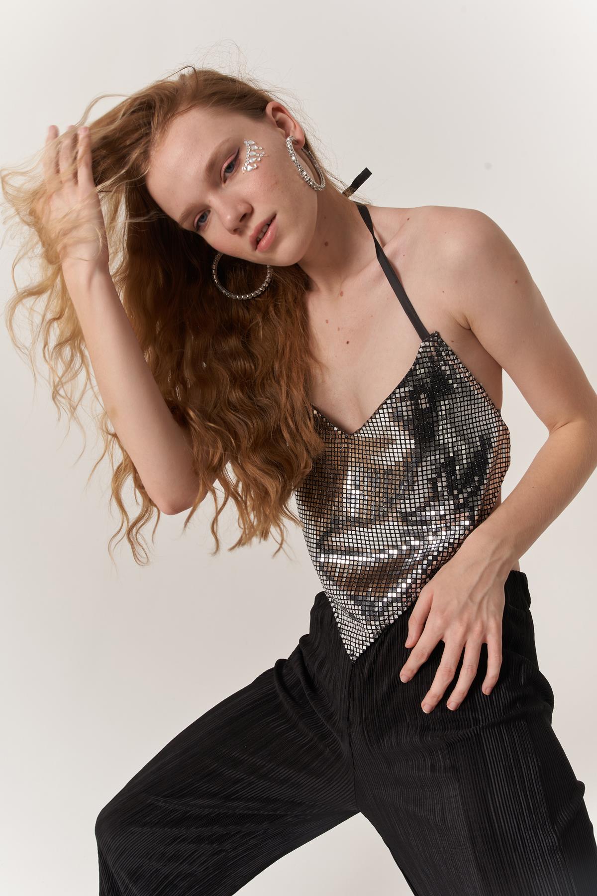 Üçgen Kesim Boyundan Bağlamalı Glammy Crop Gümüş