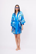 Peraluna-Ocean Story Short Kimono Balık Kuş Ve Kız çocuk Baskılı 90 Cm Kısa Saten Kadın Kimono Deniz Mavisi-Kimono-1-milagron.live
