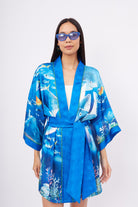 Peraluna-Ocean Story Short Kimono Balık Kuş Ve Kız çocuk Baskılı 90 Cm Kısa Saten Kadın Kimono Deniz Mavisi-Kimono-2-milagron.live