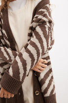 Peraluna Zebra Cardigan V Yaka Zebra Desen Organik Pamuk-Yün Karışım Geniş Kesim Kadın Triko Hırka - Kahve