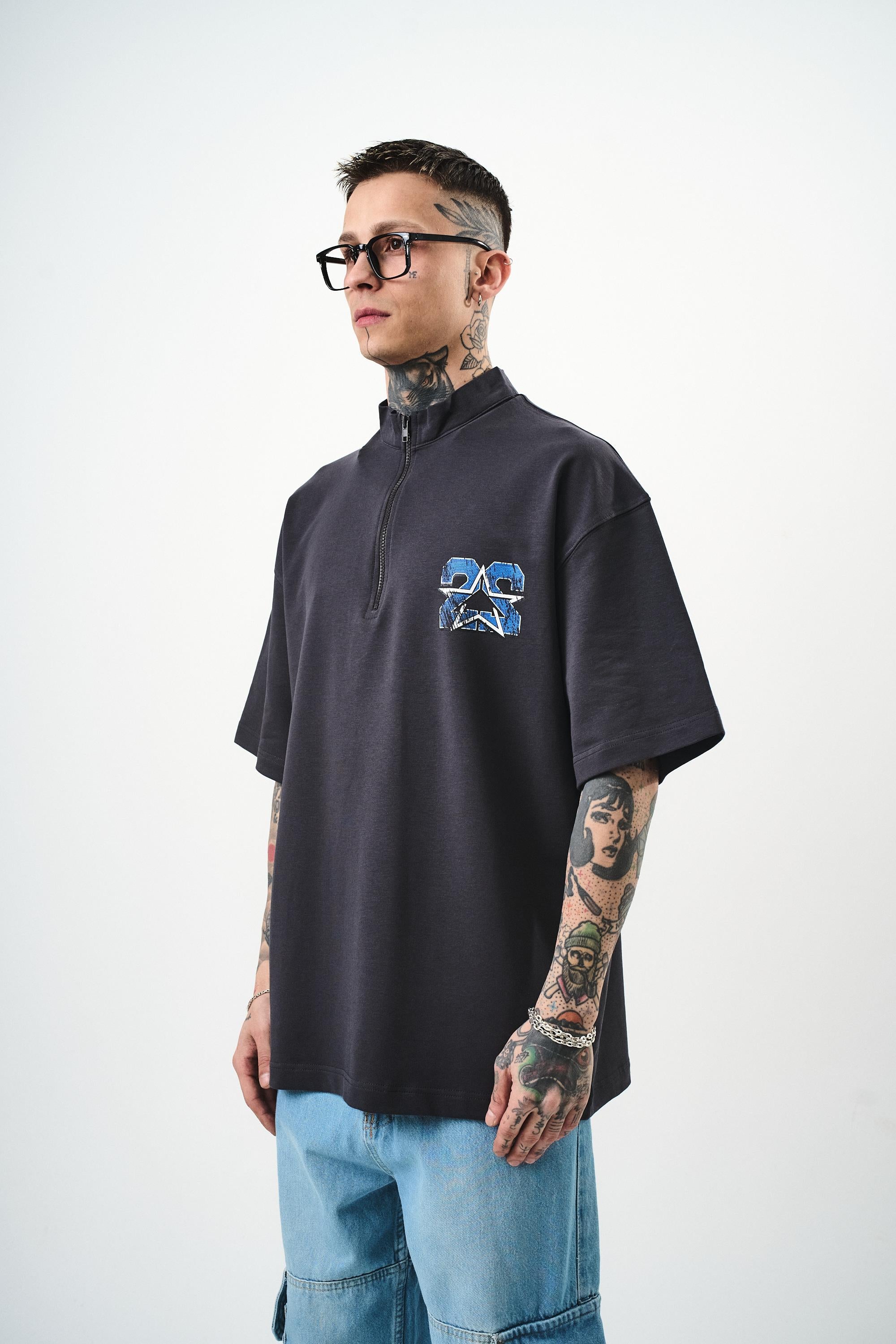 Erkek 22 Baskılı Yarım Fermuarlı Oversize T-Shirt Füme